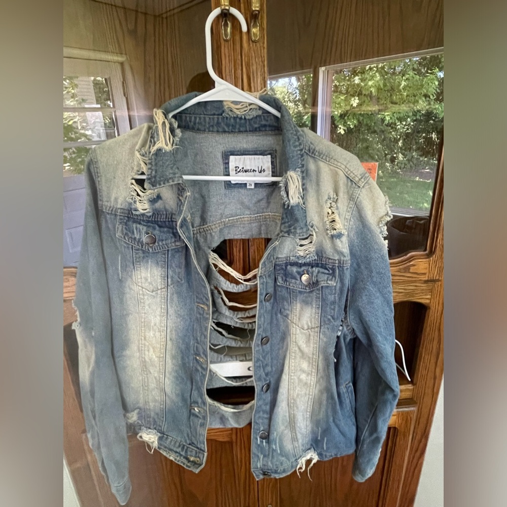 Distressed denim jacket -between uz